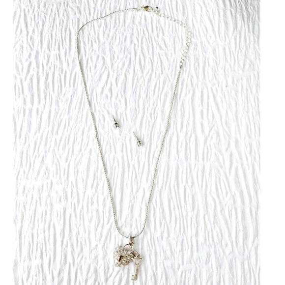 ๐๐ Vintage Key to Her Heart Silver Charm Pendant & Stud Earrings Set - Picture 7 of 9